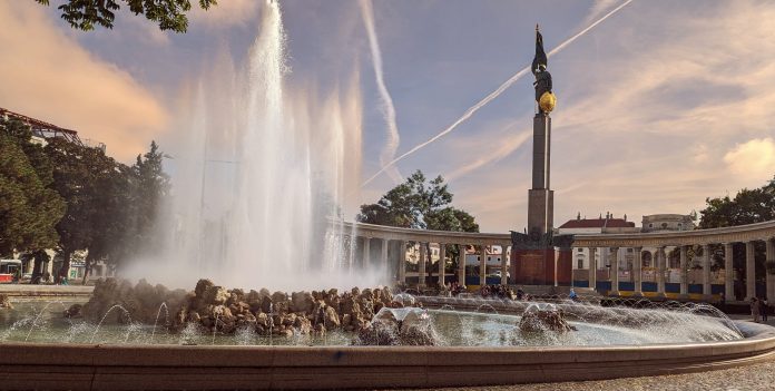 PXL_20231029_110425337-EDIT Вена с детьми