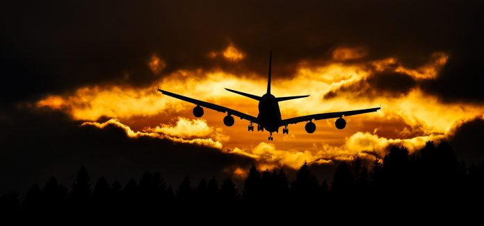airplane-silhouette-on-air-during-sunset-210199 5 шагов к повышению класса обслуживания