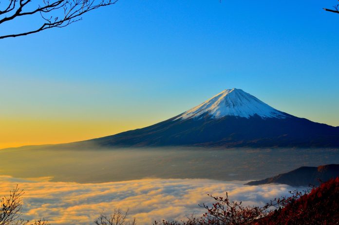 black-and-white-mountain-over-yellow-white-and-blue-sky-46253 Чаевые в Японии