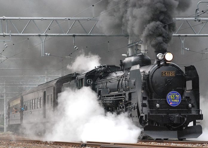 black-train-on-rail-and-showing-smoke-72594 Путешествие на поезде - лайфхак