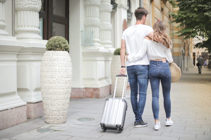 couple-with-suitcase-walking-along-city-street-3756158 Как получить багаж первым