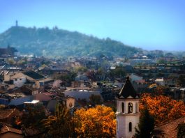 Недвижимость в Болгарии Болгария, это не только недорогие курорты, так популярные у туристов, но и древний край богатый историей, чудесной природой и мягким климатом. В Болгарии большой ассортимент недвижимости - как курортной, так и городской по очень привлекательным ценам. Но как же определиться, если нет опыта в приобретении недвижимости вообще и в Болгарии в частности? Читайте в нашем материале - Недвижимость в Болгарии