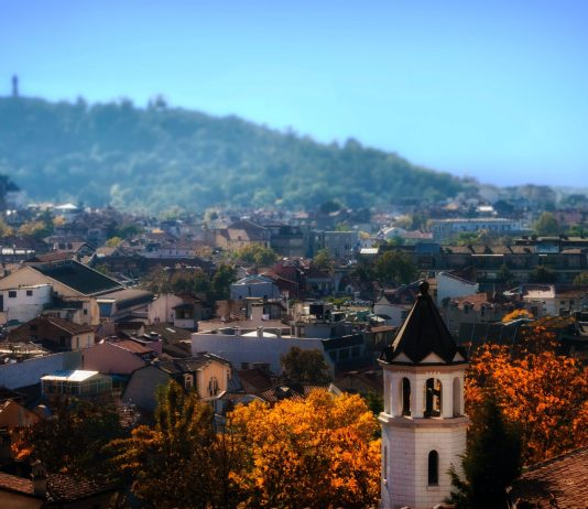 Недвижимость в Болгарии Болгария, это не только недорогие курорты, так популярные у туристов, но и древний край богатый историей, чудесной природой и мягким климатом. В Болгарии большой ассортимент недвижимости - как курортной, так и городской по очень привлекательным ценам. Но как же определиться, если нет опыта в приобретении недвижимости вообще и в Болгарии в частности? Читайте в нашем материале - Недвижимость в Болгарии
