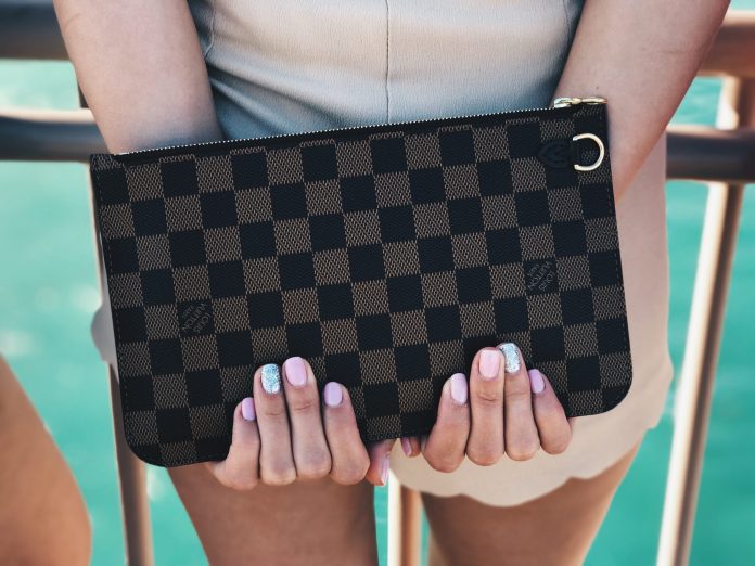 evelyn-semenyuk-6dWaLSO2dzY-unsplash Как продлить жизнь Louis Vuitton