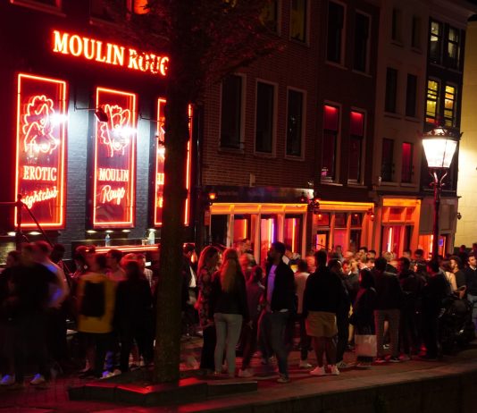 Амстердам, квартал красных фонарей останется без экскурсий Амстердам, квартал красных фонарей останется без экскурсий