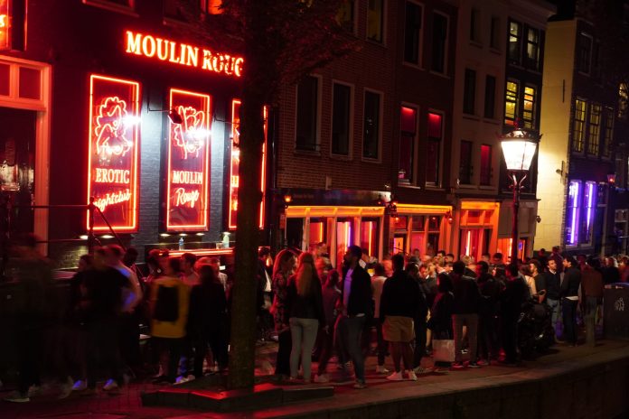 Амстердам, квартал красных фонарей останется без экскурсий