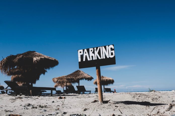photo-of-parking-sign-on-sand-2417466 Как не платить за парковку