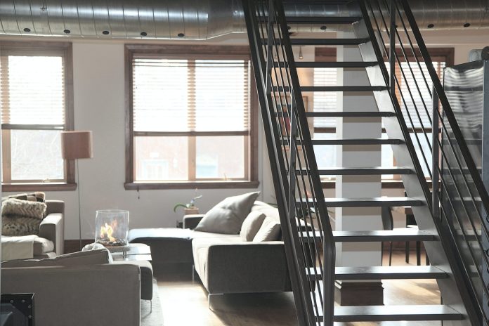 stairs-home-loft-lifestyle-2459 Навязчивый маркетинг от booking.com